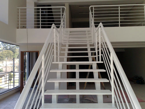 Escada com perfil retangular de aço inox